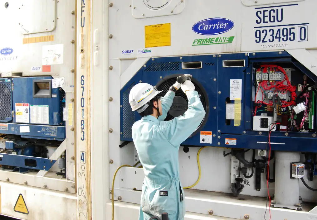 リーファーコンテナ用冷凍機の整備